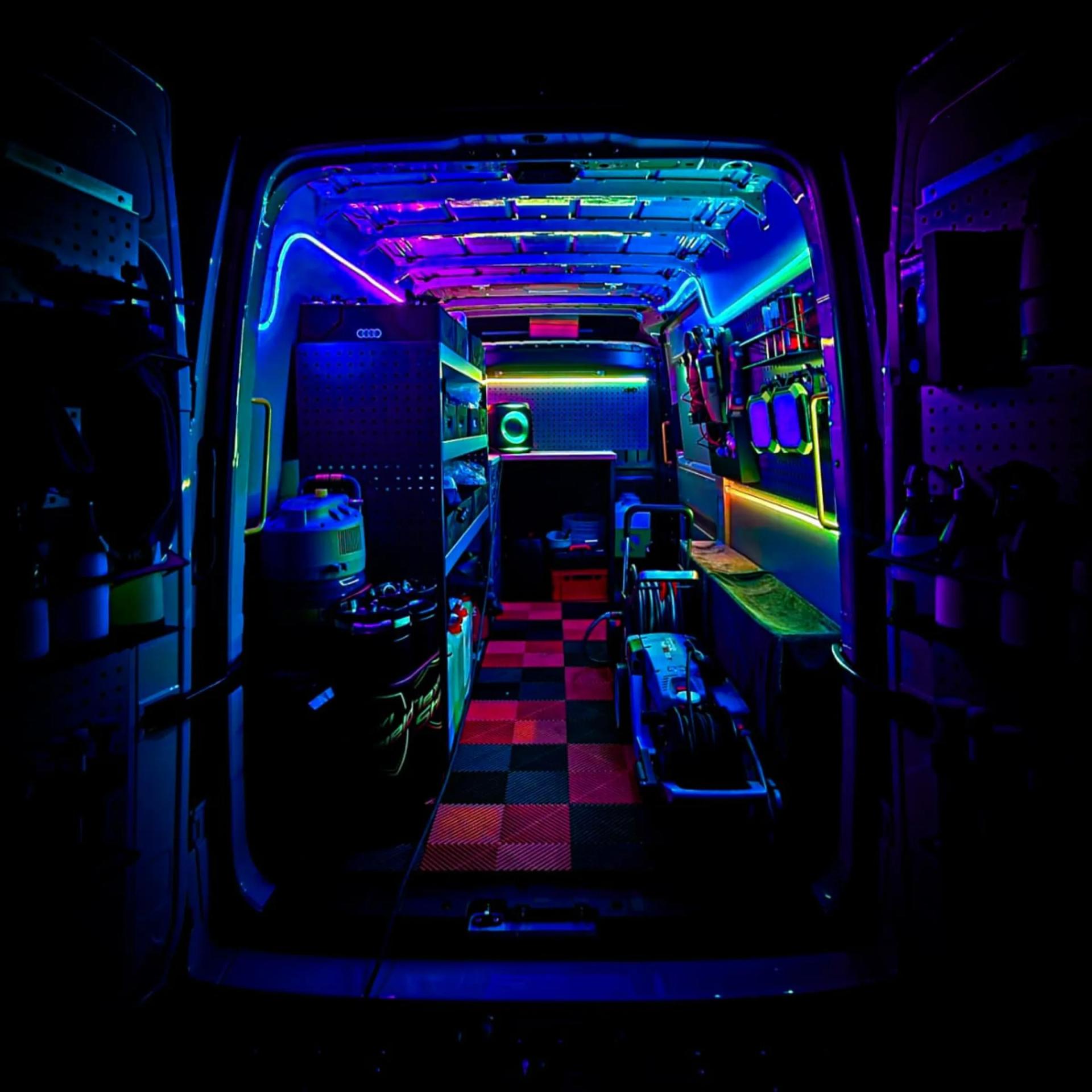 De ICO Washbus van binnen in sfeerverlichting